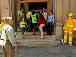 Los bomberos de Guadalajara acudieron a atender la emergencia pero no se detectó ninguna fuga. ARCHIVO /