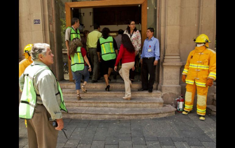 Los bomberos de Guadalajara acudieron a atender la emergencia pero no se detectó ninguna fuga. ARCHIVO /