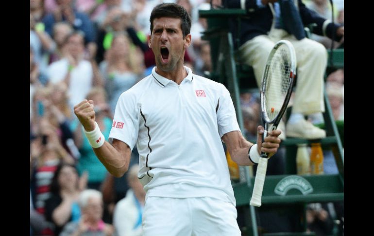 El tenista serbio Novak Djokovic seguirá en búsqueda de su segundo título de Wimbledon, luego de ganarlo en 2011. EFE /