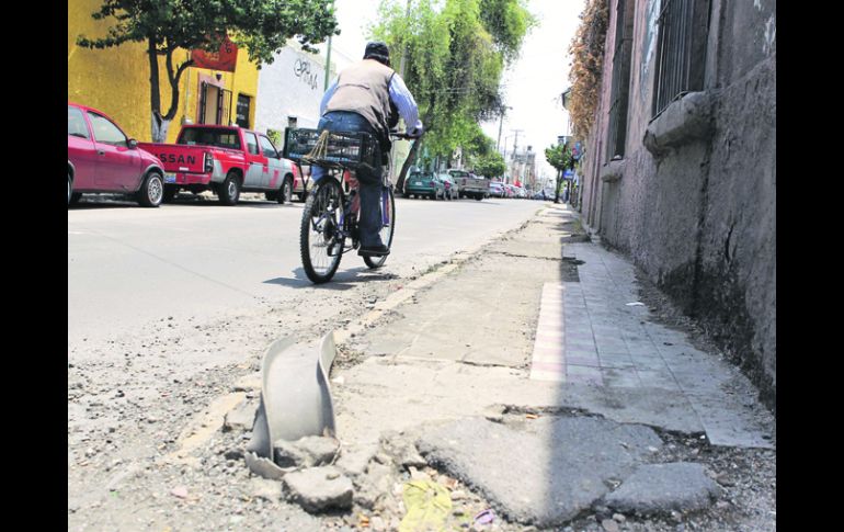 Camarena y Morelos.Promover la cultura de cuidar la banqueta propia es una alternativa para recuperar estos espacios. EL INFORMADOR /