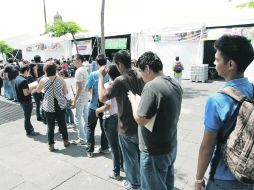 Jóvenes estudiantes hacen fila para entregar su documentación y quedar inscritos para acceder al beneficio del transporte gratuito. EL INFORMADOR /