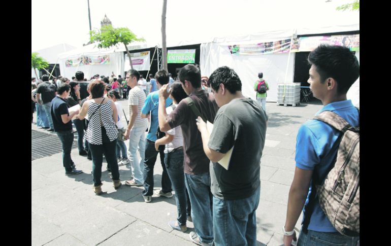 Jóvenes estudiantes hacen fila para entregar su documentación y quedar inscritos para acceder al beneficio del transporte gratuito. EL INFORMADOR /