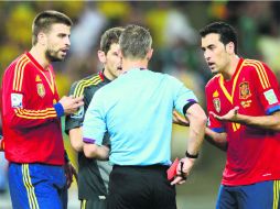 Piqué, Casillas y Busquets reclaman al árbitro holandés, Bjorn Kuipers, por la expulsión al primero, el domingo en la final. AFP /