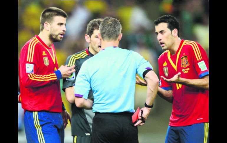 Piqué, Casillas y Busquets reclaman al árbitro holandés, Bjorn Kuipers, por la expulsión al primero, el domingo en la final. AFP /