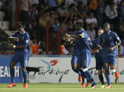 Jugadores del equipo francés celebran la victoria obtenida ante el equipo anfitrión Turquía. AP /