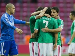 Jugadores de la Selección Mexicana Sub-20 se abrazan al final del partido contra España. AP /