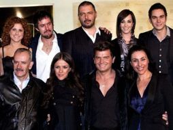 Adrián Rubio (1d) posa con parte del elenco de la telenovela ''Corazón abierto''. ARCHIVO /