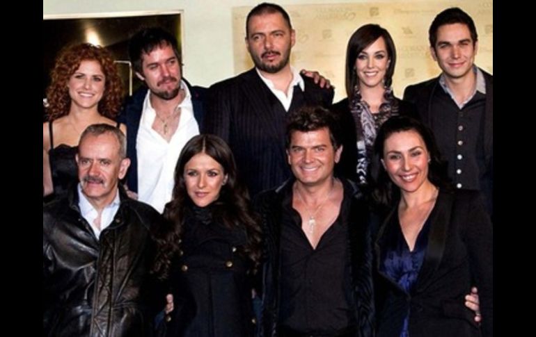 Adrián Rubio (1d) posa con parte del elenco de la telenovela ''Corazón abierto''. ARCHIVO /