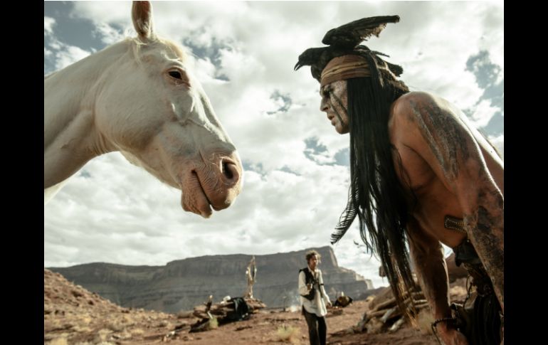 Johnny Depp como ''Toro'' en la película de Disney ''El llanero solitario''. AP /