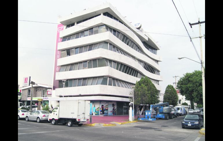 La fachada del edificio sede del SJRTV luce ya sin las calcomanías que le fueron colocadas el 21 de junio. EL INFORMADOR /