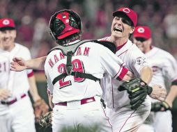 Alegría. El receptor de los Rojos, Ryan Hanigan, corre a darle un abrazo al abridor Homer Bailey. EFE /