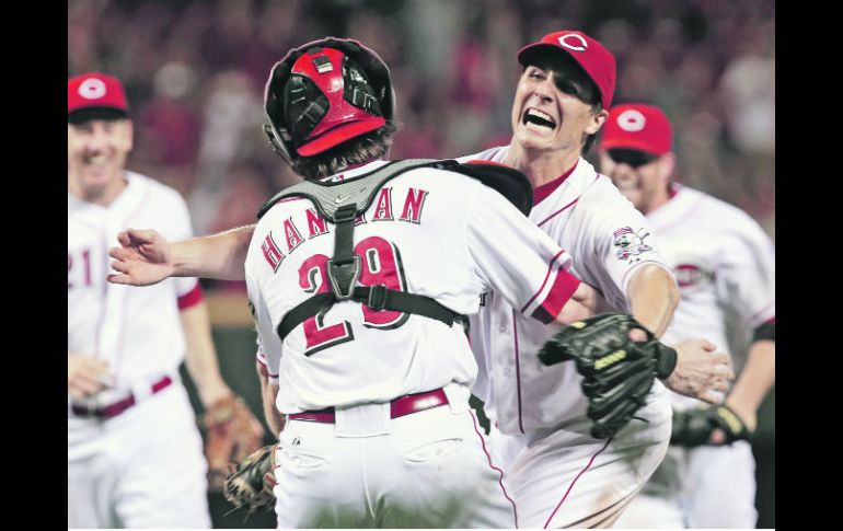 Alegría. El receptor de los Rojos, Ryan Hanigan, corre a darle un abrazo al abridor Homer Bailey. EFE /