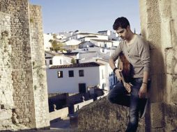 El virtuoso montenegrino Milos Karadaglic lleva la música de guitarra a Tailandia. EFE /