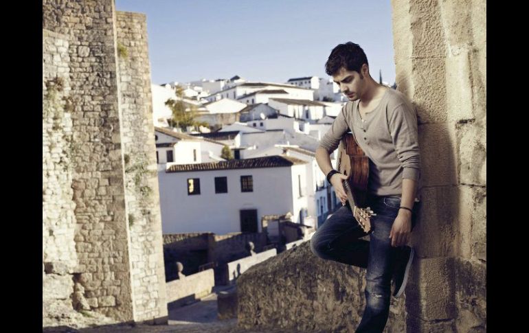 El virtuoso montenegrino Milos Karadaglic lleva la música de guitarra a Tailandia. EFE /