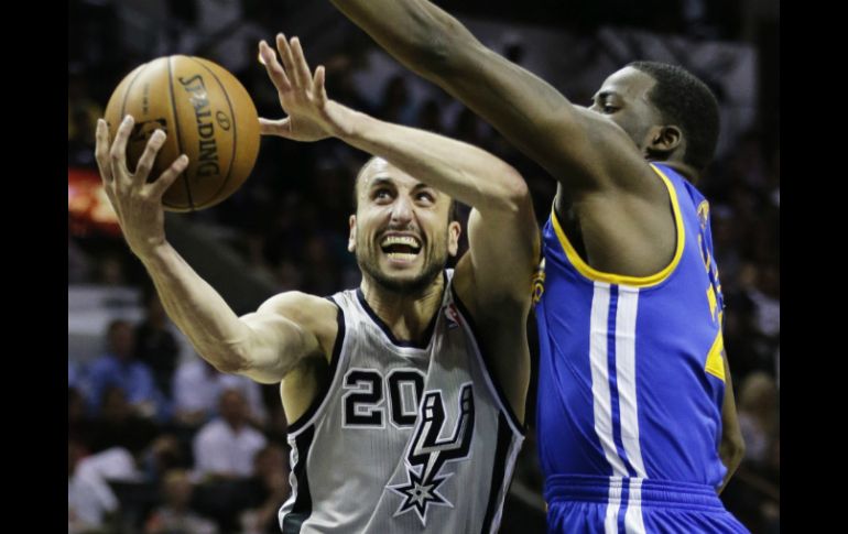 Manu Ginóbili (i) ha conseguido tres títulos de liga con los Spurs de San Antonio. AP /