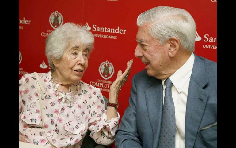 Aurora Bernárdez se reunió con el Premio Nobel Mario Vargas Llosa, para juntos recordar a Cortázar. EFE /