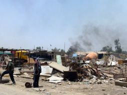 Un hombre observa el sitio donde explotó un coche bomba en una localidad al este de Bagdad. AFP /