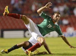 Miguel Layún, del equipo mexicano recibe una falta durante el partido. MEXSPORT /