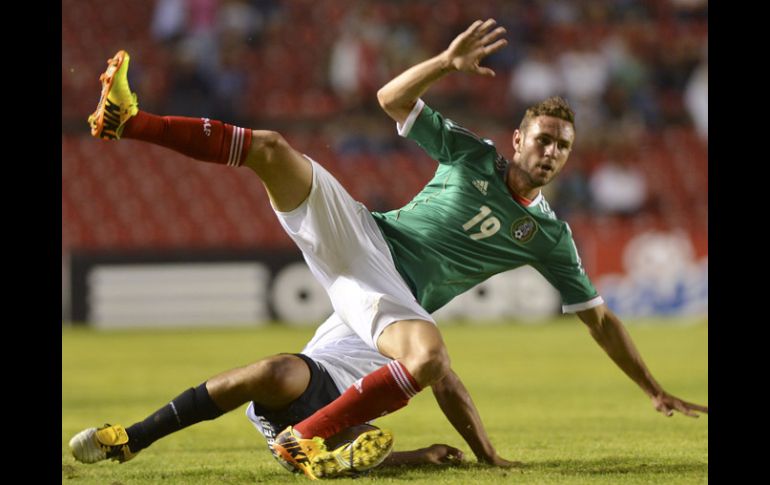 Miguel Layún, del equipo mexicano recibe una falta durante el partido. MEXSPORT /