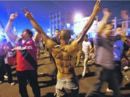 Los detractores celebraron en la Plaza Tahrir hasta la madrugada la caída del régimen islamita. EFE /