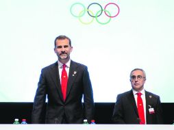 El príncipe Felipe dio el discurso más destacado de la sesión; a su lado, el presidente del Comité Olímpico Español, Alejandro Blanco. AFP /