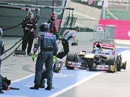 Jean-Éric Vergne, fue uno de los que sufrieron literalmente la explosión sin motivo de su llanta trasera izquierda en Silverstone. AP /