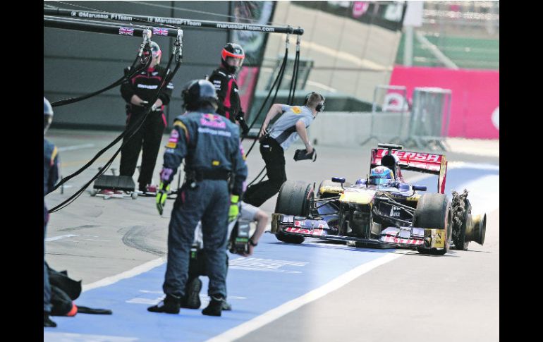 Jean-Éric Vergne, fue uno de los que sufrieron literalmente la explosión sin motivo de su llanta trasera izquierda en Silverstone. AP /