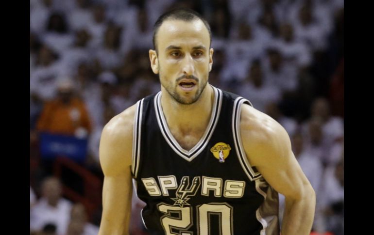 Ginóbili acaba de renovar contrato con los Spurs de San Antonio. AP /