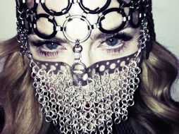 Madonna su rostro con una malla metálica que dejaba al descubierto sólo sus ojos; simula un ''niqab'' (velo). ESPECIAL /