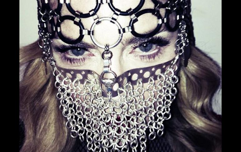 Madonna su rostro con una malla metálica que dejaba al descubierto sólo sus ojos; simula un ''niqab'' (velo). ESPECIAL /