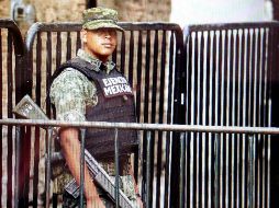 Elementos del Ejército Mexicano y del Estado Mayor Presidencial resguardan la zona.  /