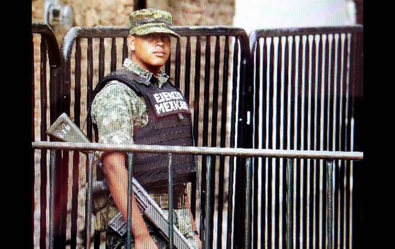 Elementos del Ejército Mexicano y del Estado Mayor Presidencial resguardan la zona.  /