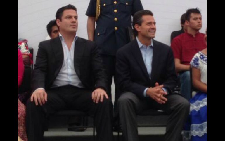 El Presidente Enrique Peña Nieto (d) junto a Aristóteles Sandoval. ESPECIAL /