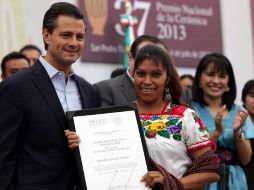 El Presidente Enrique Peña Nieto, al momento de entregar uno de los reconocimientos. ESPECIAL /