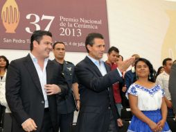 El gobernador del Estado, Aristóteles Sandoval, junto a Peña Nieto, reconoció a los artistas de Tonalá y Tlaquepaque. SUN /