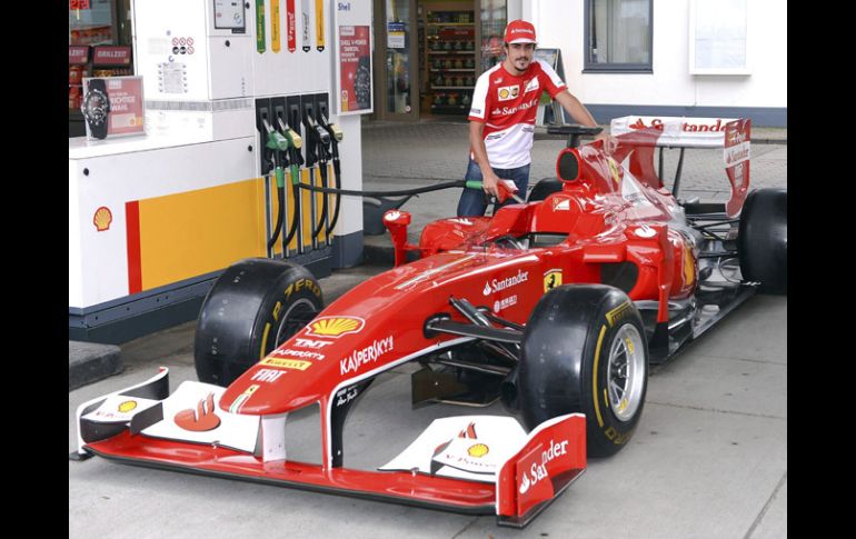 Fernando Alonso visitó a uno de sus patrocinadores en Hamburgo. EFE /