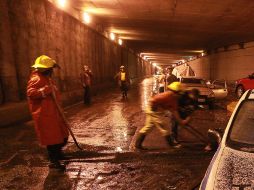 Bomberos realizan trabajos de limpieza en un paso a desnivel. EL INFORMADOR /