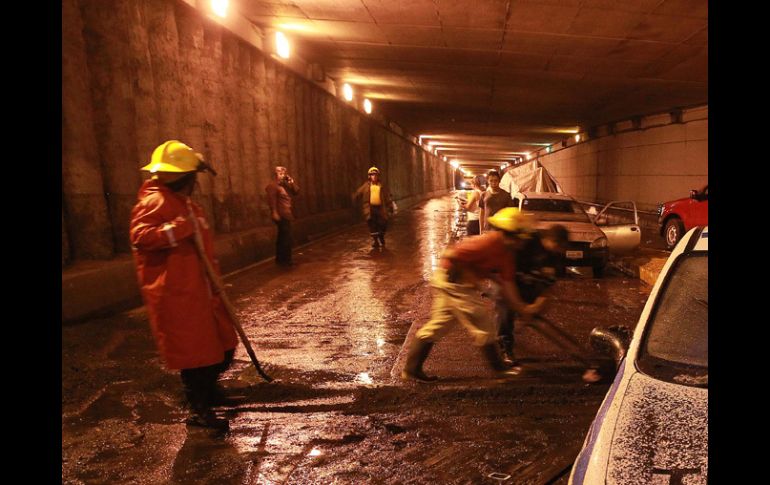 Bomberos realizan trabajos de limpieza en un paso a desnivel. EL INFORMADOR /