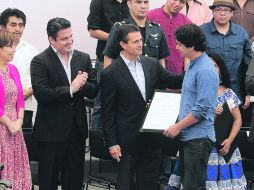 El Presidente Enrique Peña Nieto (centro), acompañado del gobernador Aristóteles Sandoval (izquierda), durante al acto de premiación. EL INFORMADOR /