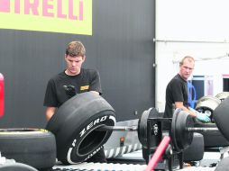 Bajo la lupa. Un técnico de Pirelli revisa uno de los neumáticos que usarán en Alemania. AP /