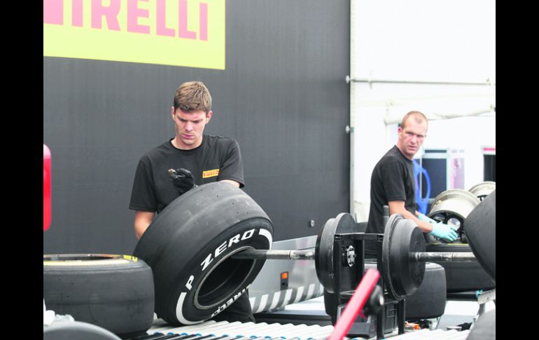 Bajo la lupa. Un técnico de Pirelli revisa uno de los neumáticos que usarán en Alemania. AP /