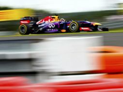 El piloto Sebastian Vettel, de Red Bull Racing, durante la primera sesión de entrenamientos libres en el circuito de Nürburgring. EFE /