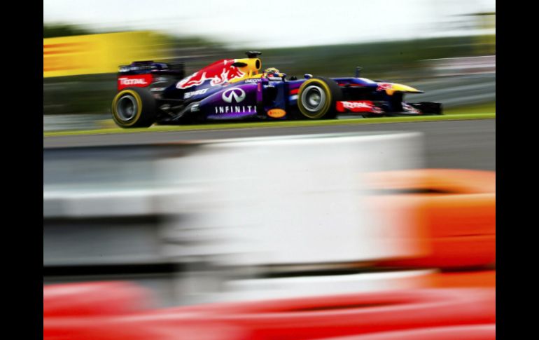 El piloto Sebastian Vettel, de Red Bull Racing, durante la primera sesión de entrenamientos libres en el circuito de Nürburgring. EFE /