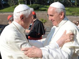 El Papa Francisco y el emérito Benedicto XVI se abrazan durante la ceremonia llevada a cabo en los jardines vaticanos. AP /