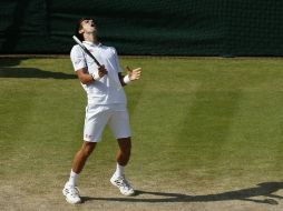 Novak celebra tras uno de los juegos más largos de la edición del magno torneo de tenis. EFE /