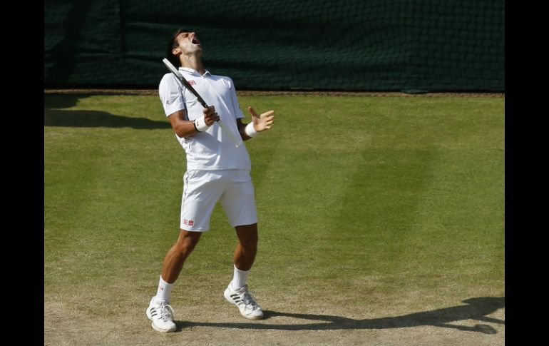 Novak celebra tras uno de los juegos más largos de la edición del magno torneo de tenis. EFE /