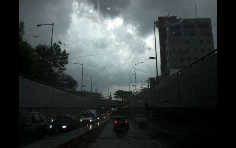 La lluvia registrada ayer no afectó la muestra, al contrario, ésta se envolvió en una atmósfera íntima. ARCHIVO /