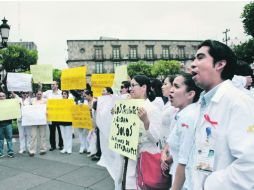 En contraste con las quejas de los trabajadores, el Seguro Popular afirma que los empleados tendrán nuevas prestaciones. EL INFORMADOR /