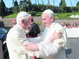 Benedicto XVI y Francisco se reencuentran y se abrazan públicamente durante la inauguración de una estatua del arcángel San Miguel. EFE /