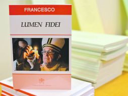 La primera encíclica de Francisco fue iniciada por Benedicto XVI, es la primera en la historia escrita por dos pontífices. EFE /